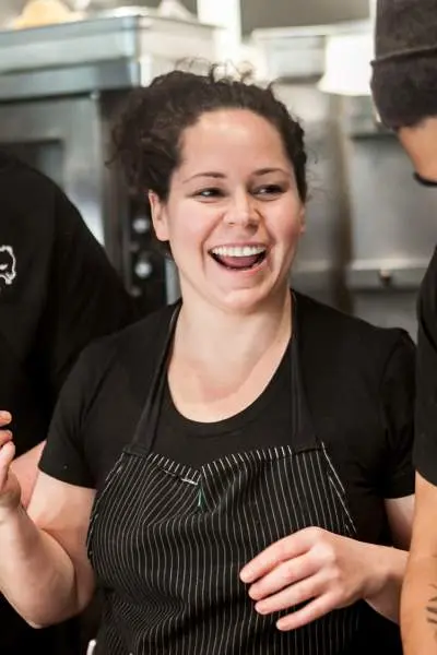 キッチンで料理を作る3人