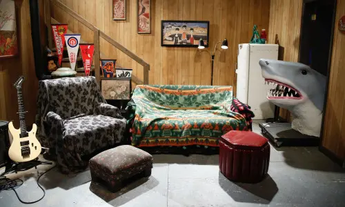 ラウンジにはソファーが置かれ、無造作に物が置かれている。