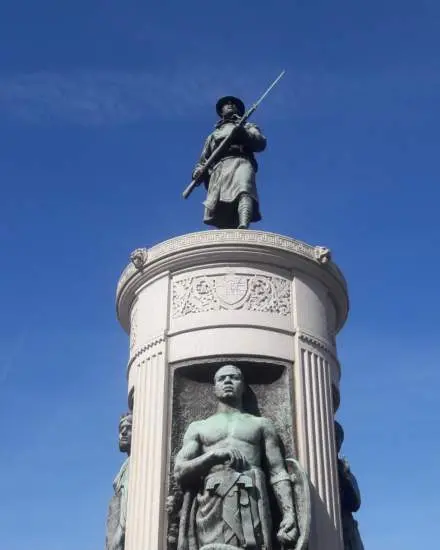 花崗岩の台座には、第一次世界大戦時の「ドーボーイ」兵士の風化したブロンズ像が置かれている。