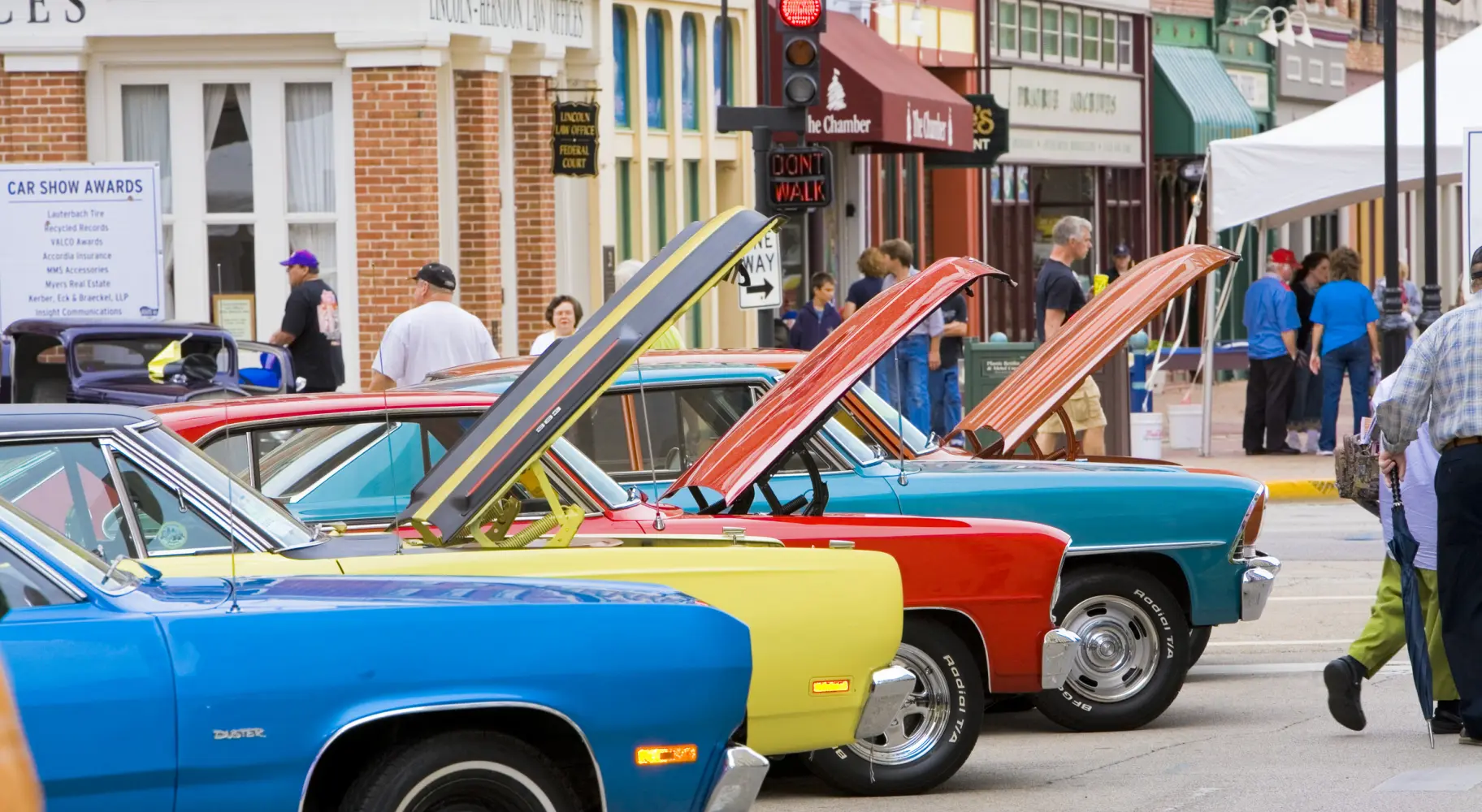 ボンネットを開けてカーショーに参加するクラシックカー