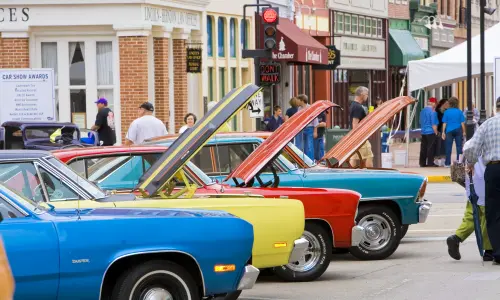 ボンネットを開けてカーショーに参加するクラシックカー