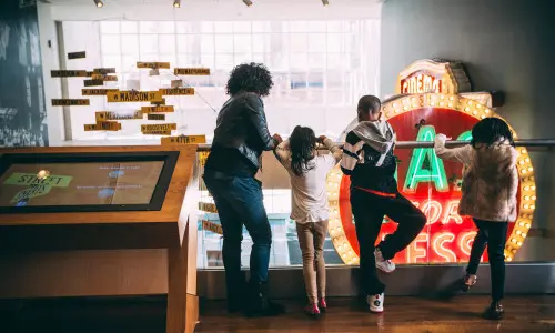 手すりから見下ろす子供と大人 