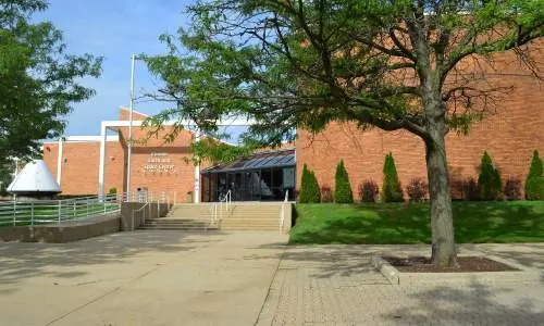 晴れた日のサーナン地球宇宙センタービル外観