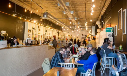 ヴォリュームズ・カフェ＆ブックショップの店内