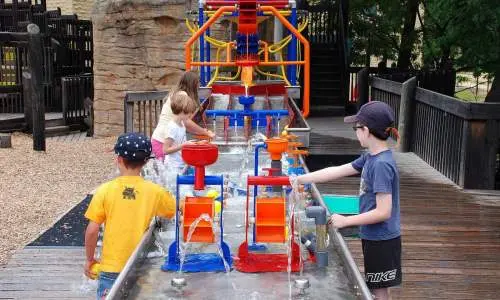 ディスカバリー・センターで遊ぶ子供たち