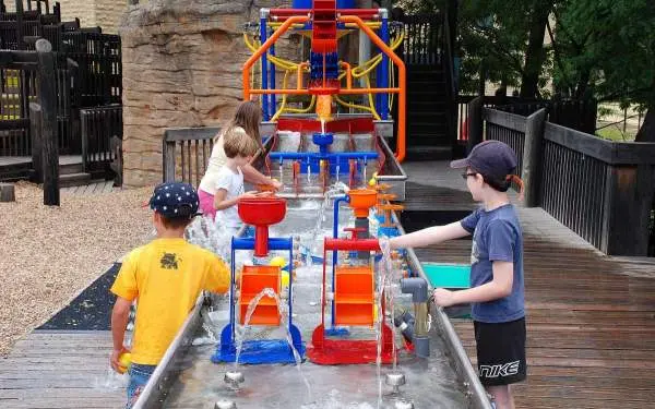 ディスカバリー・センターで遊ぶ子供たち