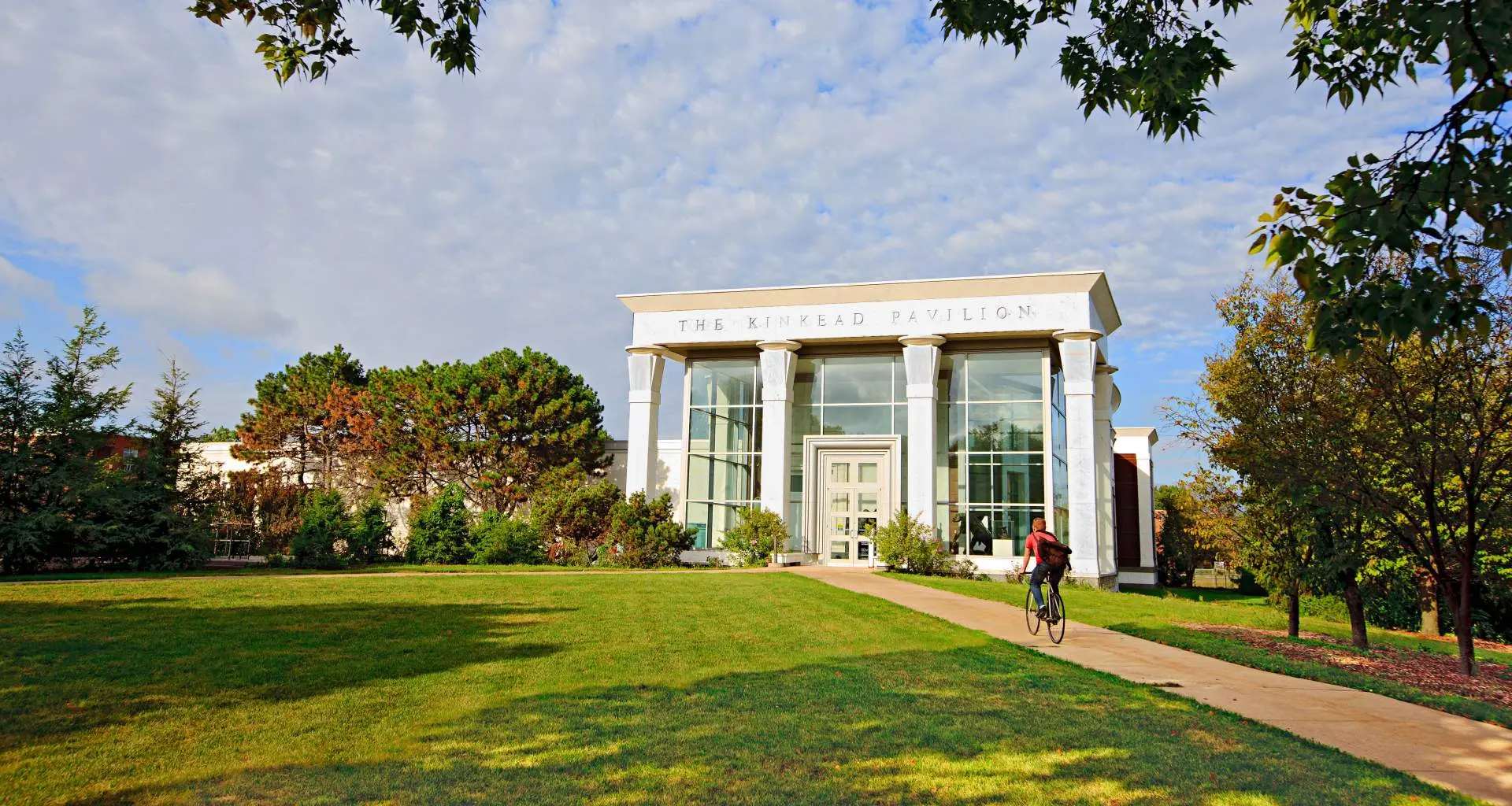 大きなビルの外観 