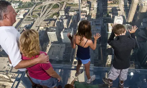 眼下のビルを見下ろす人々