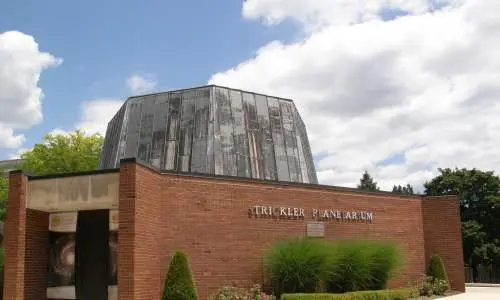 晴れた日のストリックラープラネタリウム外観