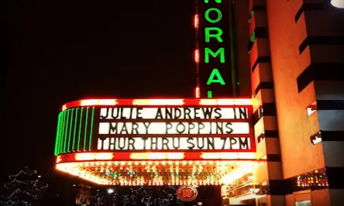 ライトアップされたノーマルシアターの外観