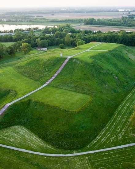 カホキア墳墓の緑の丘の航空写真