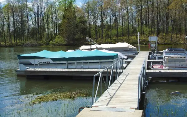 エジプト湖のマリーナに停泊するボート