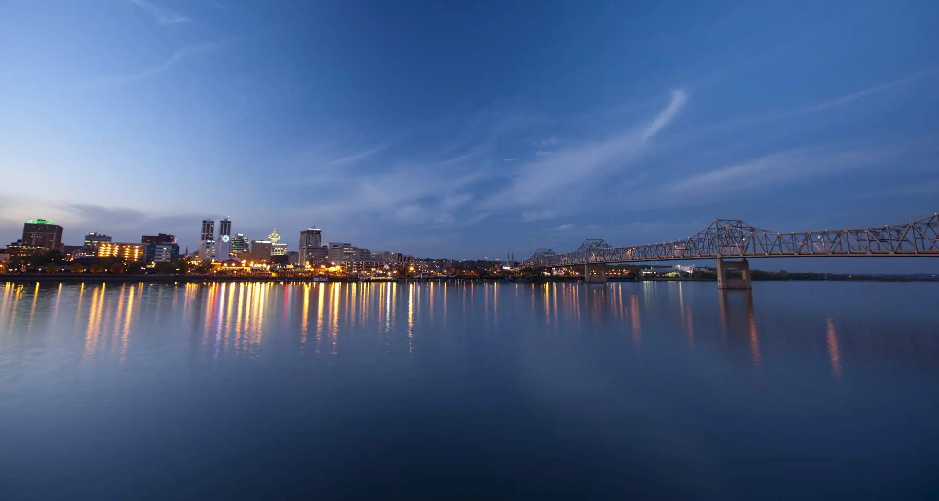 川とその背後の街と光