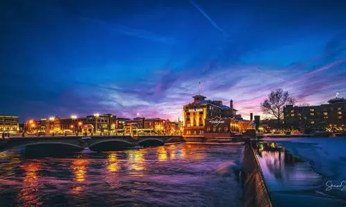 夕暮れ時のサン・シャルルのウォーターフロント。