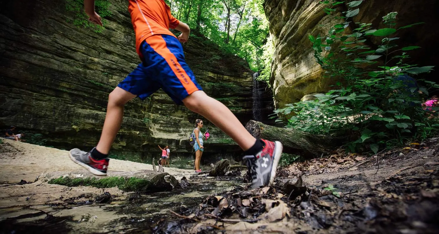 両脇に玉石を置いて支払う子供たち 