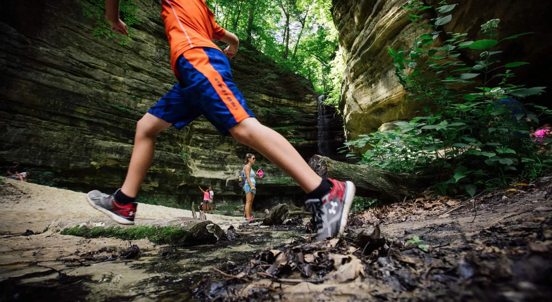 両脇に玉石を置いて支払う子供たち 