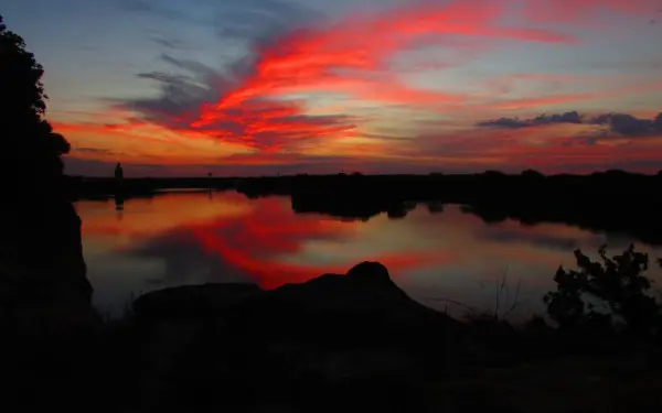 オタワのフォックス川とイリノイ川に沈む美しい夕日