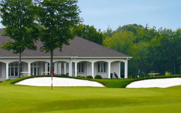 建物とその前のゴルフコース