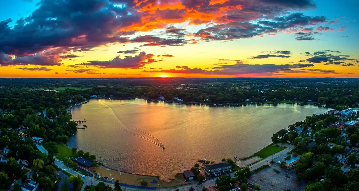 夕暮れ時のダイヤモンド湖の航空写真