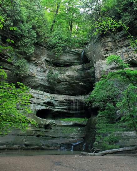 スターブド・ロック州立公園の滝