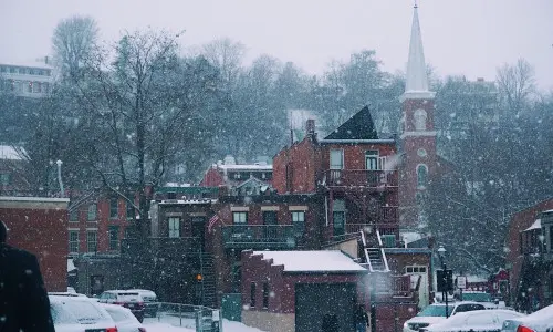ビルに降り積もる雪 
