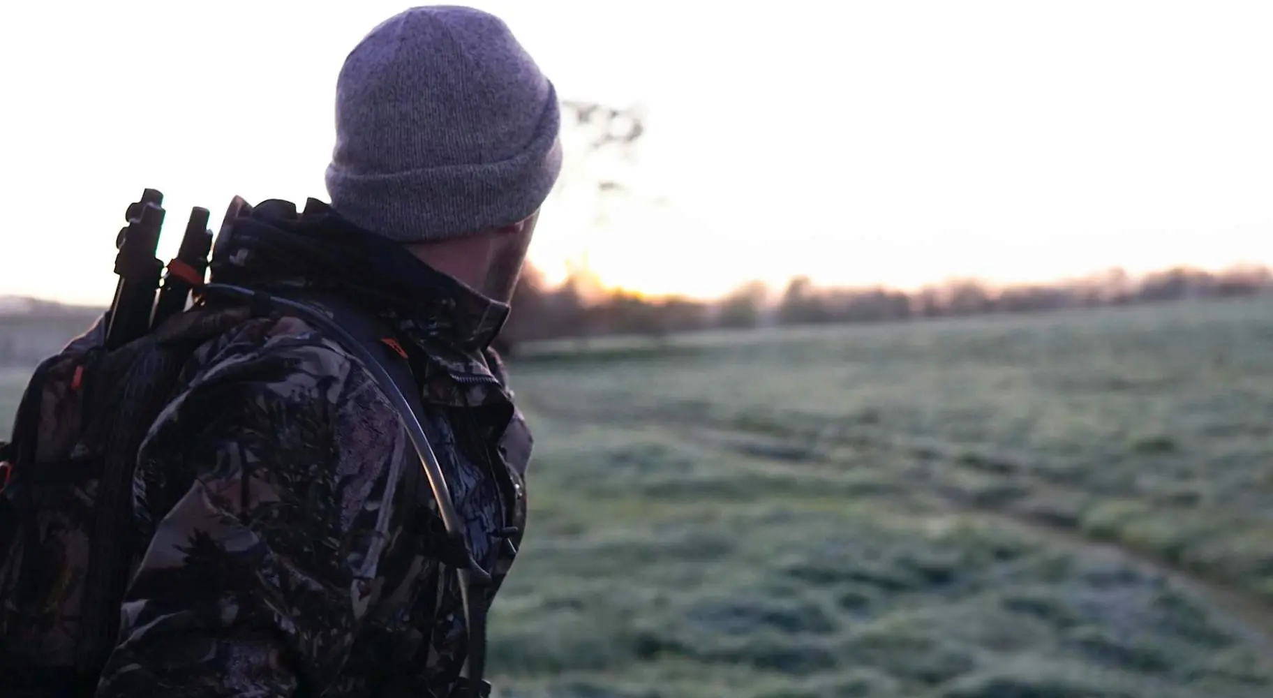 地平線に目を向ける狩人