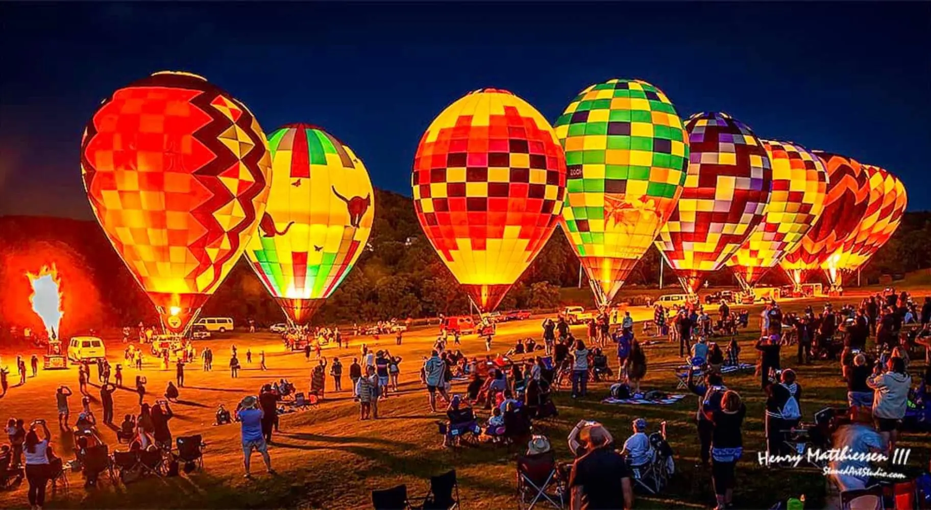 熱気球を見る人々