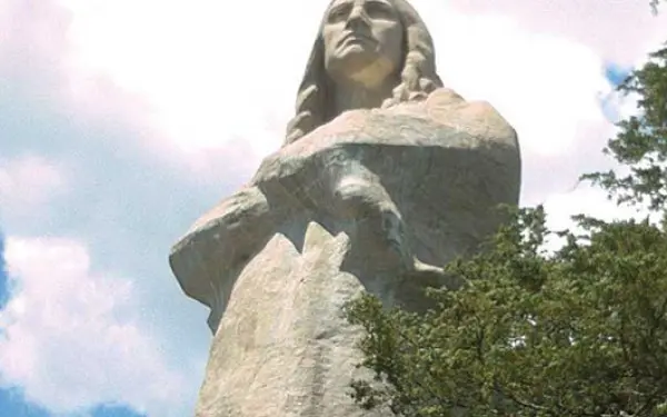 木々に囲まれたブラック・ホーク像を見上げる