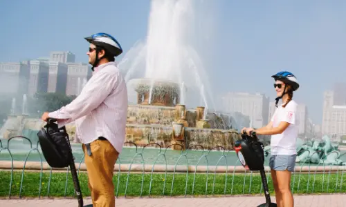 スクーターに乗る人々