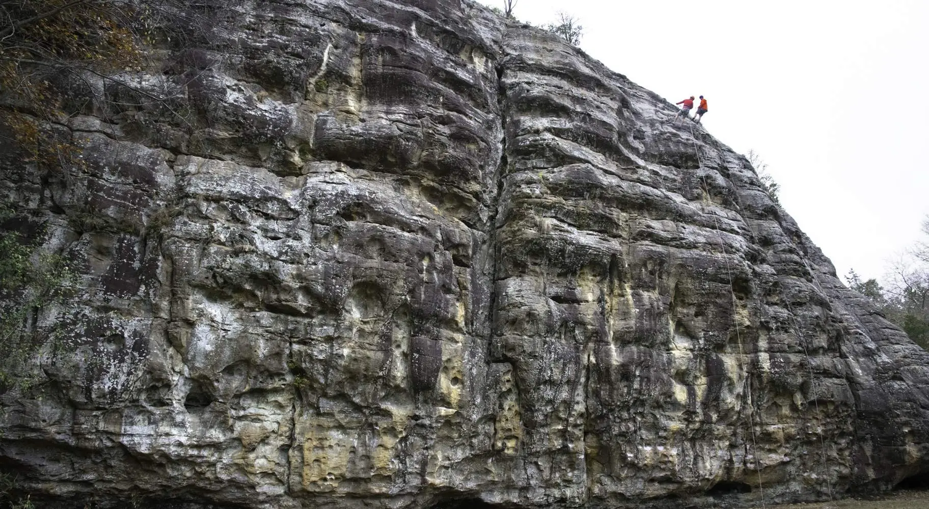 マカンダのジャイアント・シティ・ブラフを登る人々