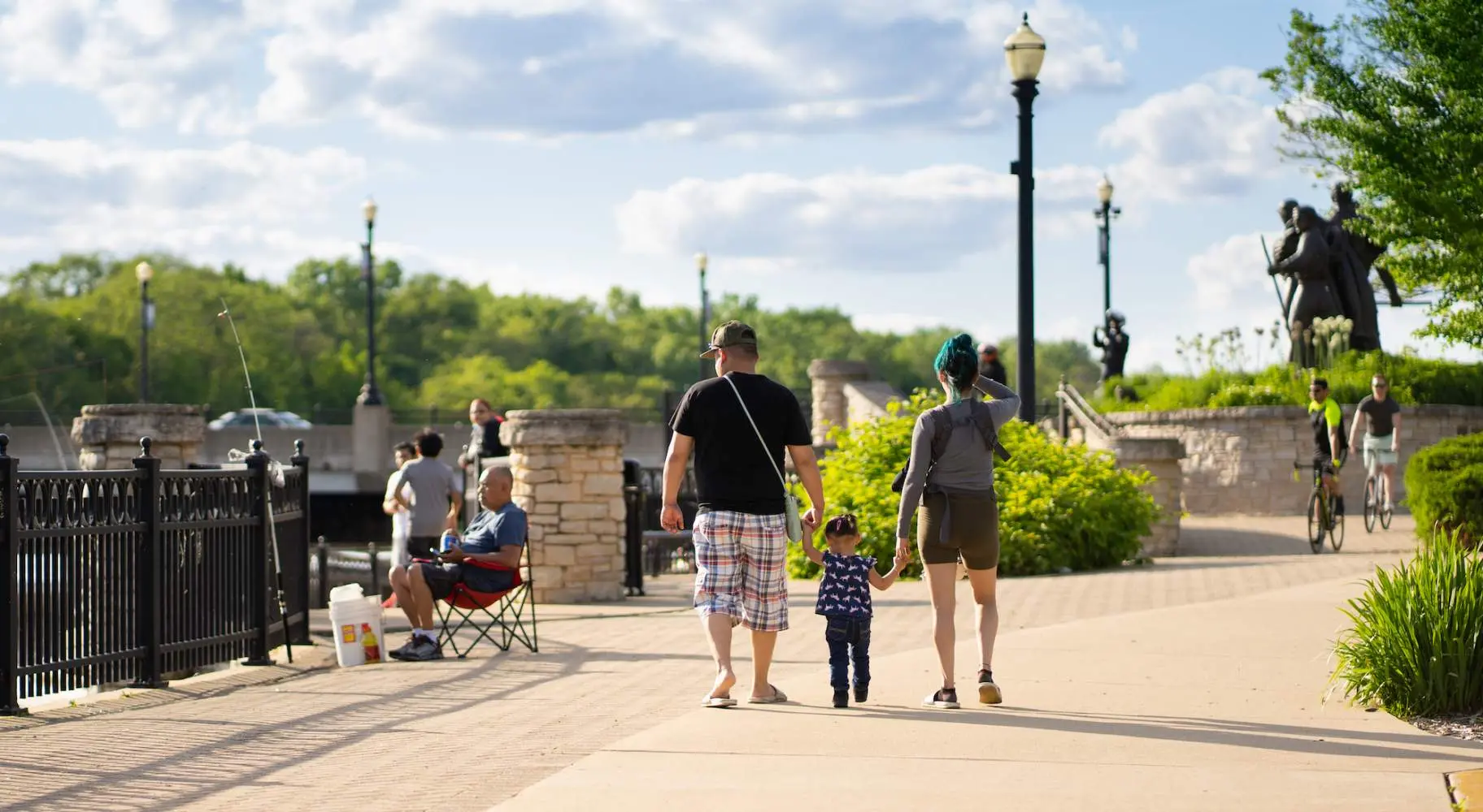 晴れた日に散歩する家族。