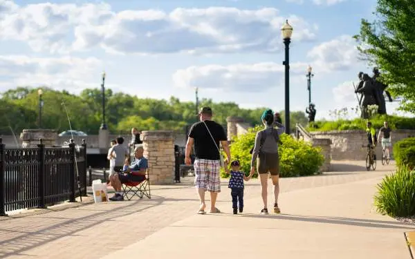 晴れた日に散歩する家族。