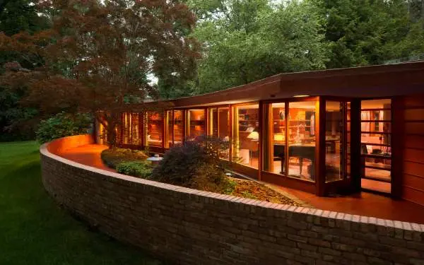 ライトアップされた家の外観