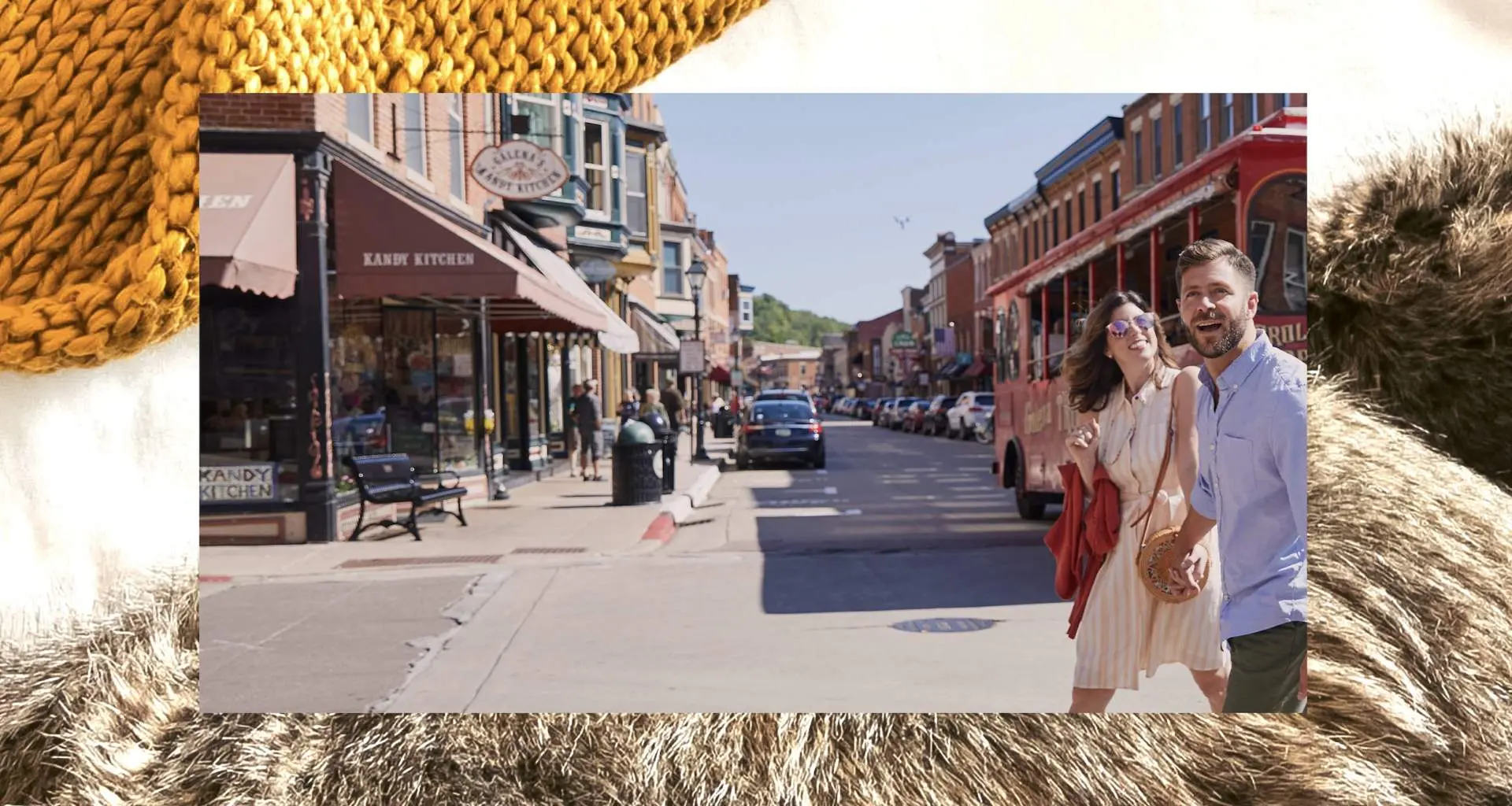 ガレナのメインストリートを歩くカップル