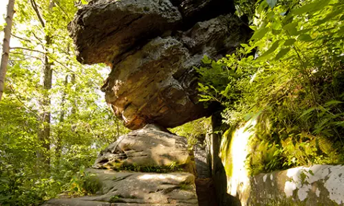 互いに寄り添う大きな岩