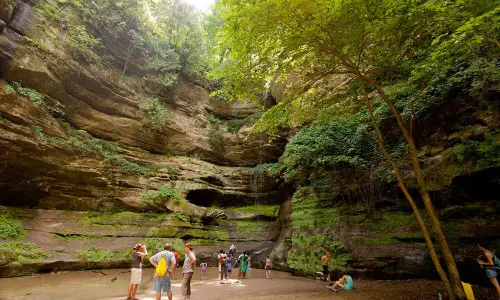 滝を眺めながら休憩するハイカーたち