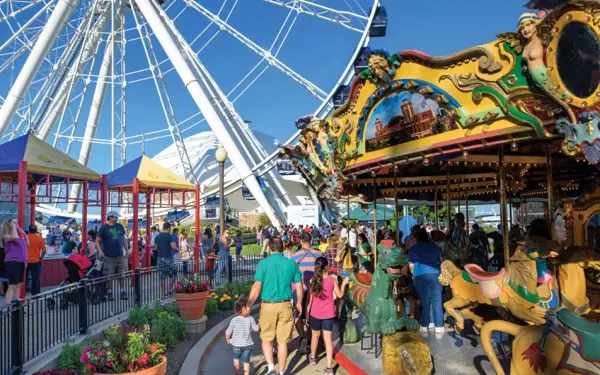 メリーゴーラウンドで遊ぶ子供たち