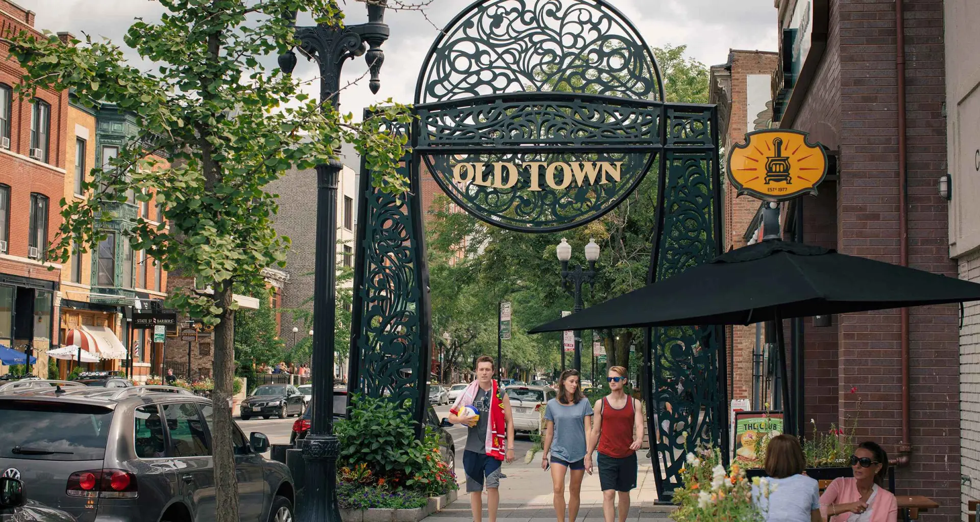 旧市街のアーチの下を歩く人々