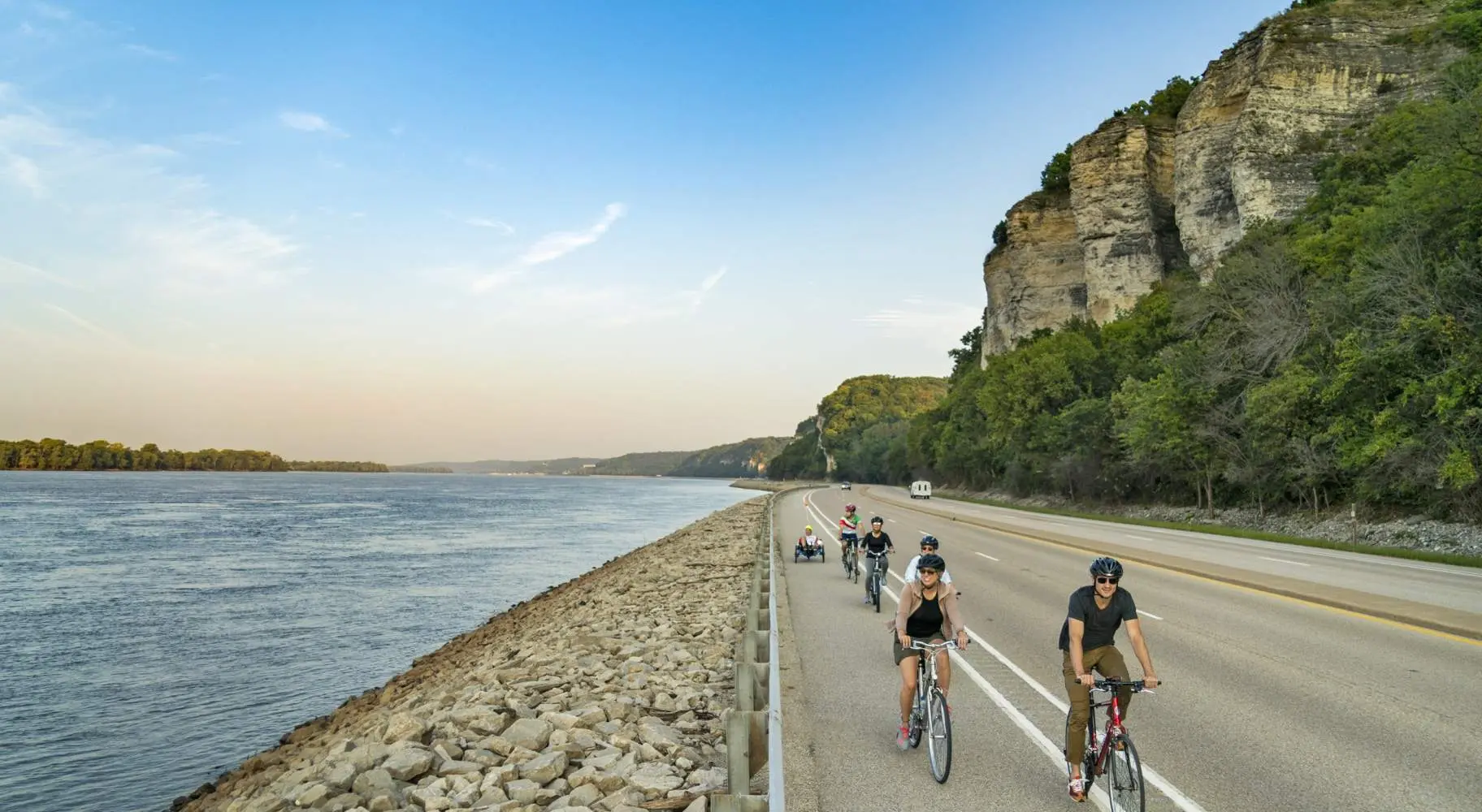 ヴァダラベネ・トレイル沿いの道路で自転車に乗る人々、アルトン
