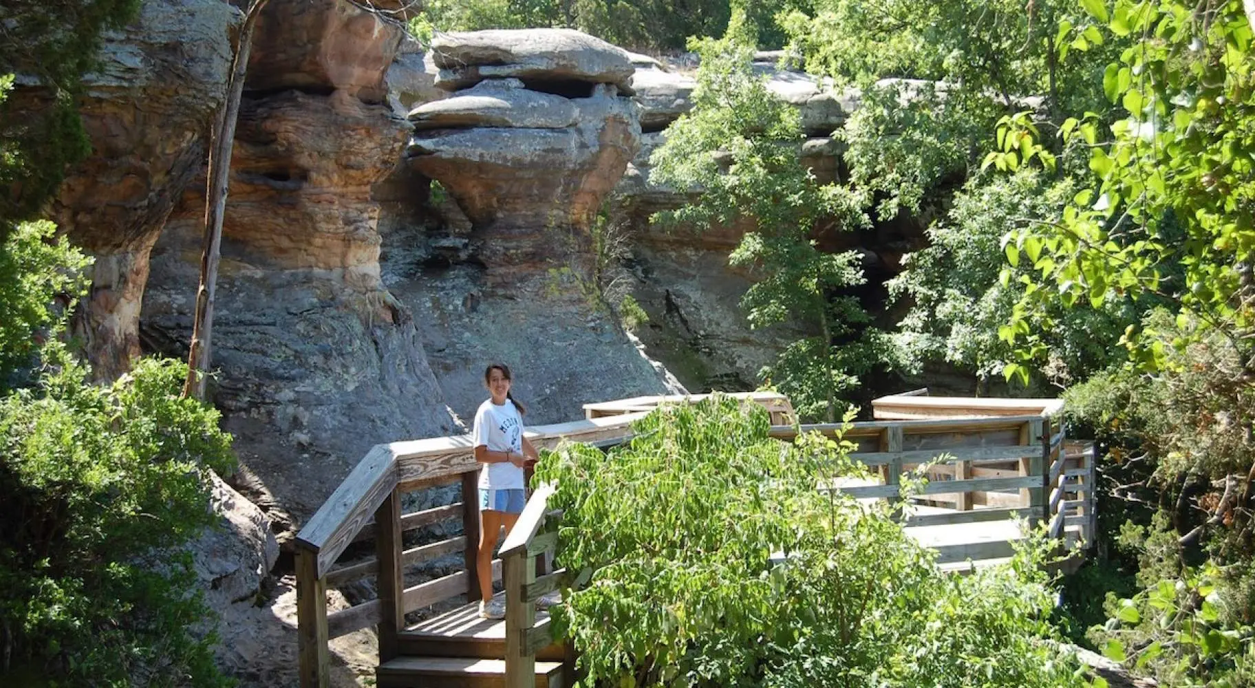 晴れた日にリム・ロック・ウォークを散歩する少女。