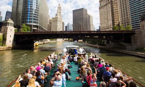 周囲の建物を眺めるクルーズの人々