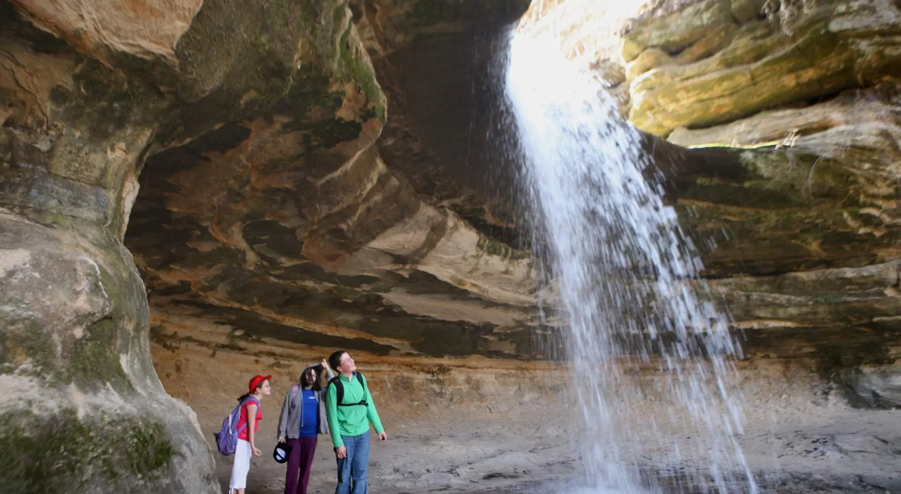 滝を見上げる人々