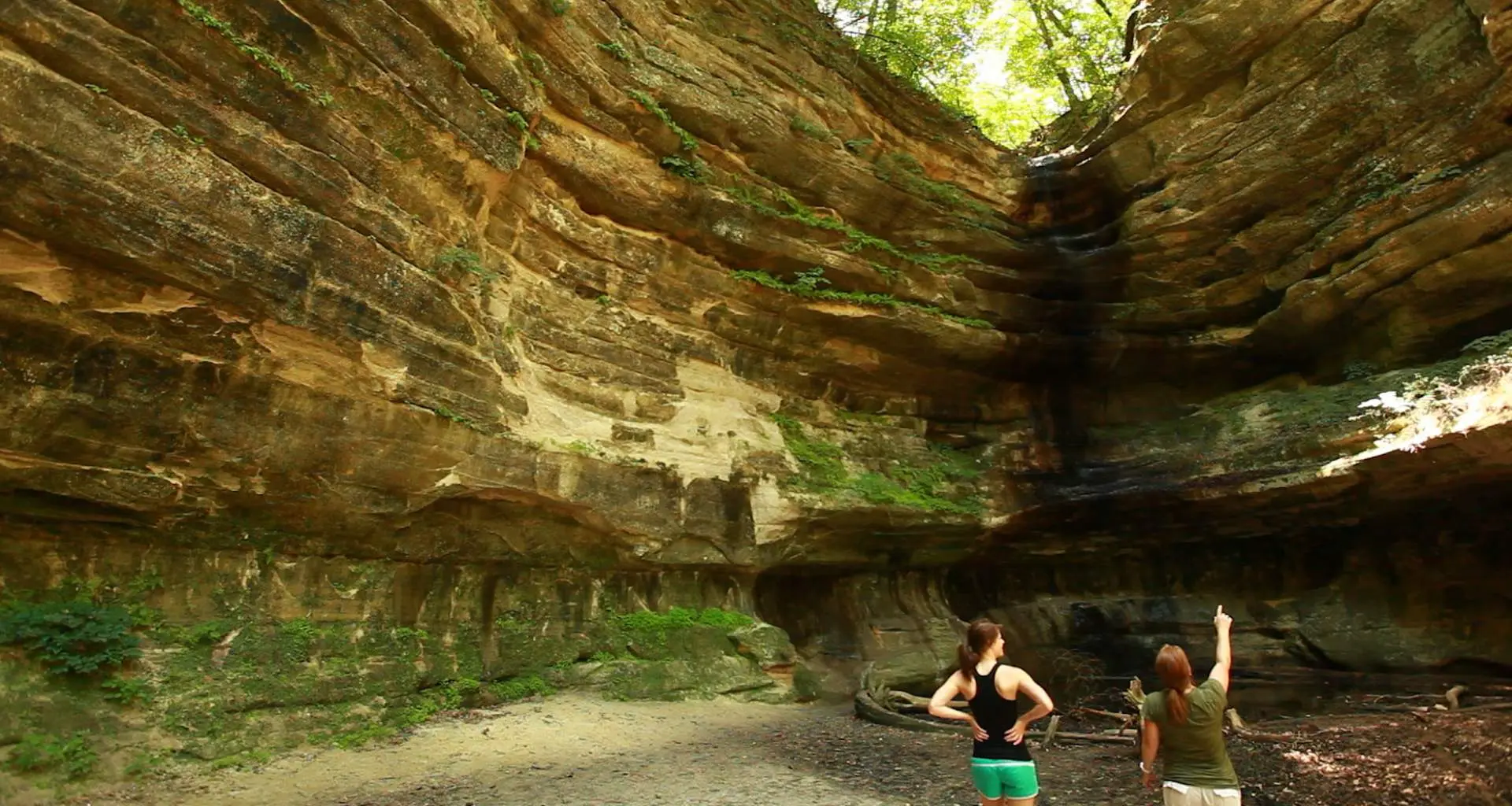 周囲を取り囲む大きな岩を見上げる2人 
