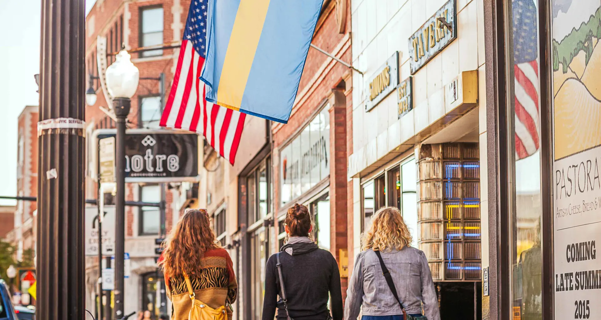 スウェーデン国旗の下を歩く人々