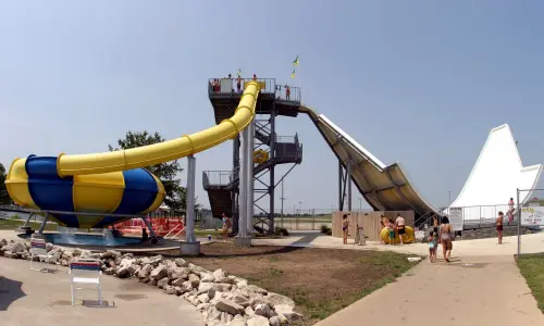 ウォーターパークの大型スライダー