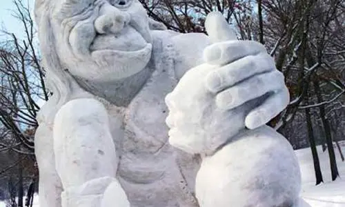 雪で作られた彫刻 