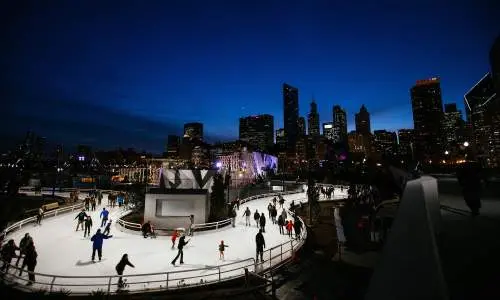 トラックでアイススケートをする人々 