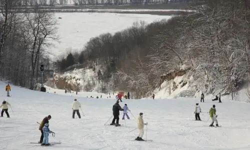 チェストナット・マウンテンでスキーを楽しむ人々