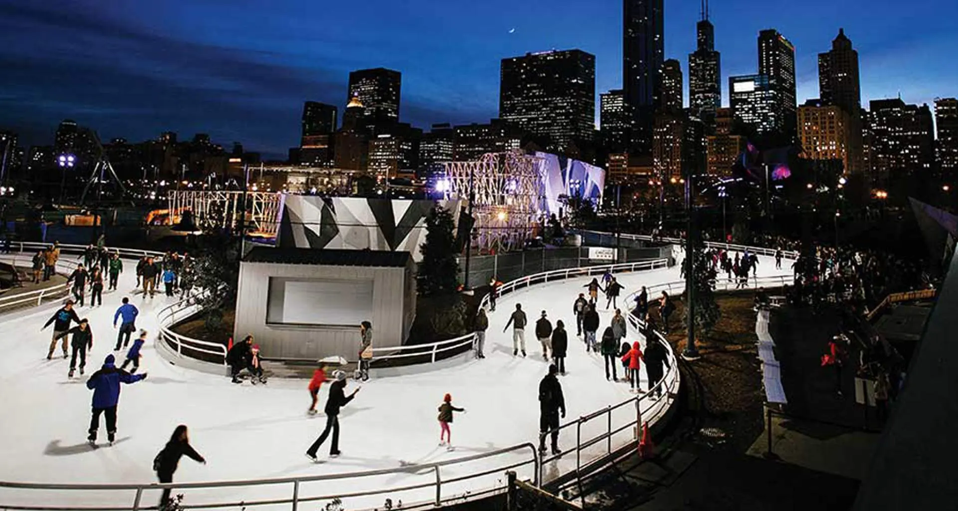 リボンを滑る人々