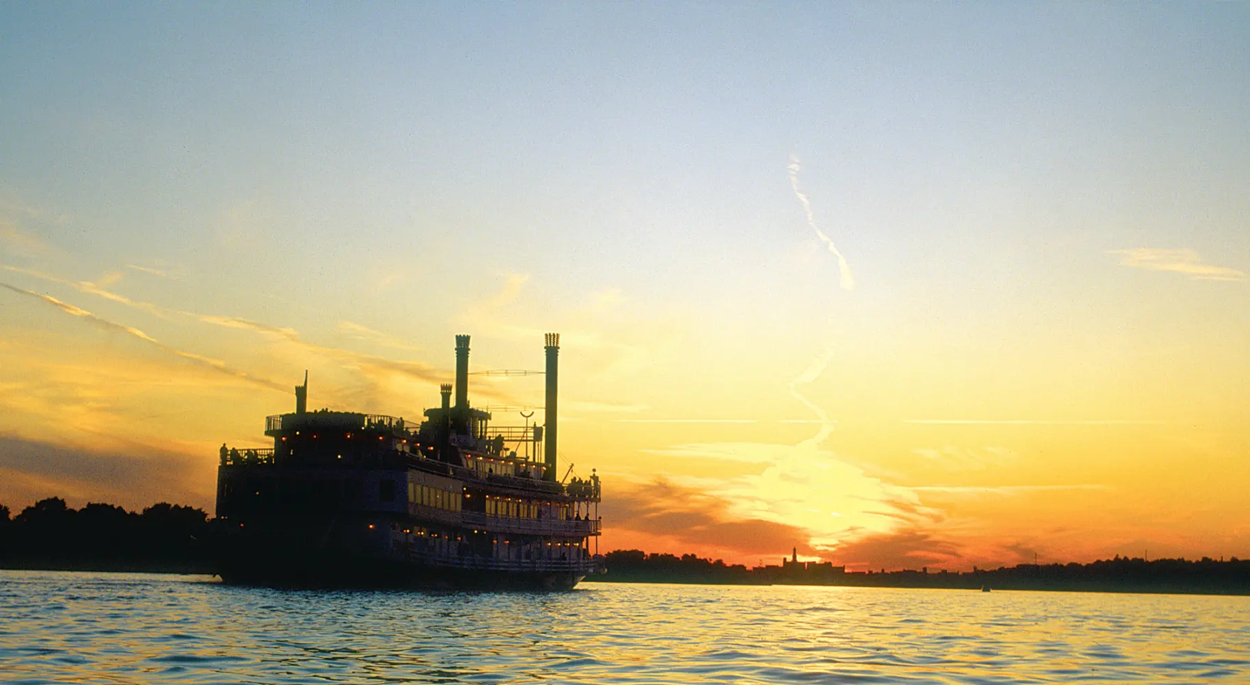 川に浮かぶボートと日の出